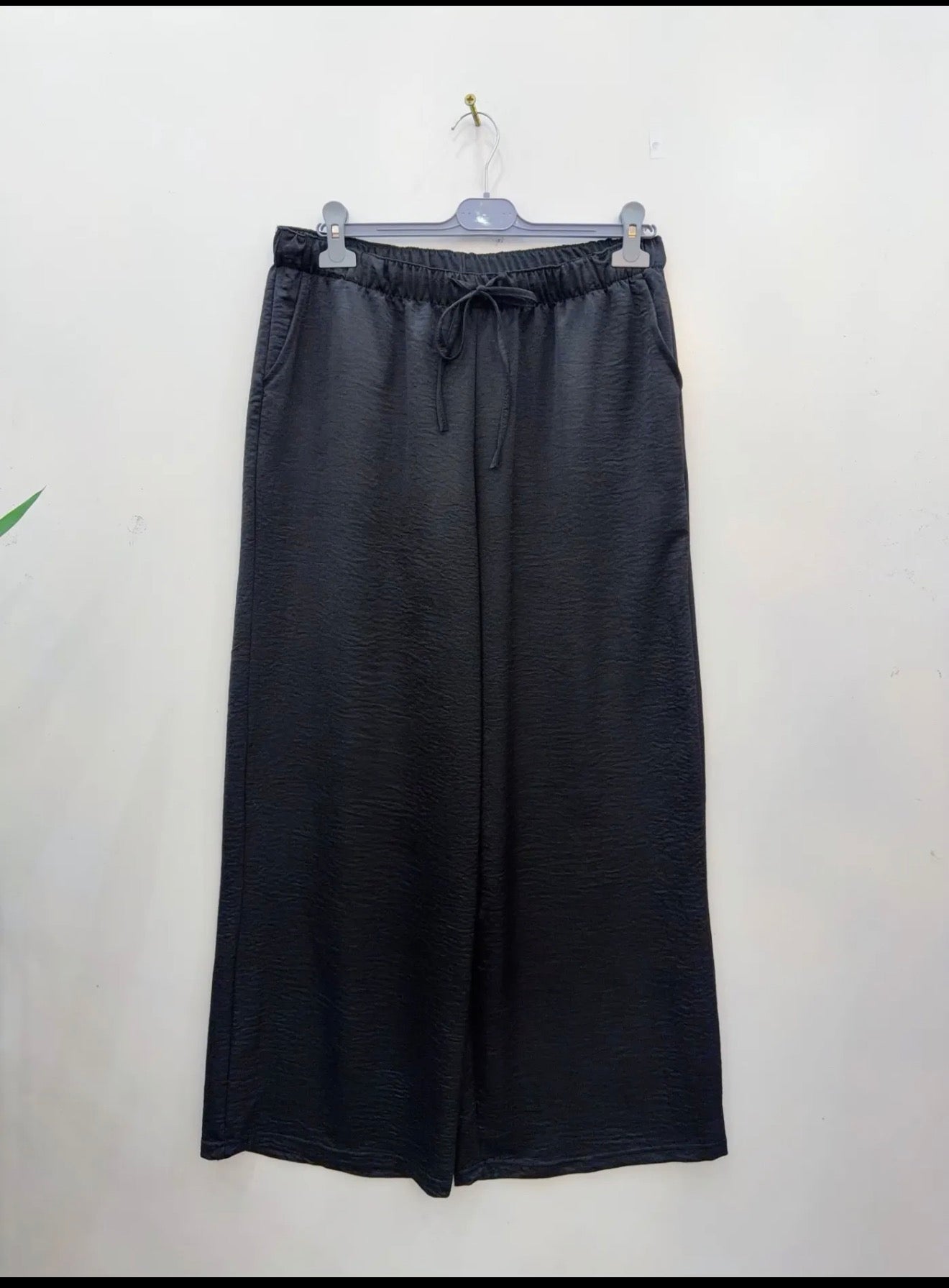 Pantalon fluide satiné noir – Grande taille