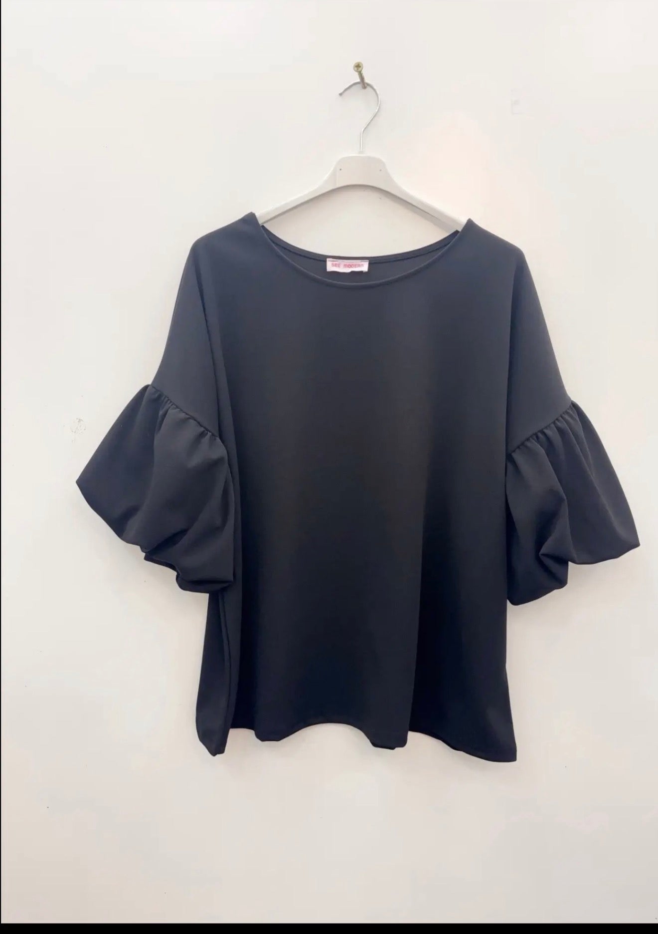 Blouse Élégance à Manches Volantées – Noir
