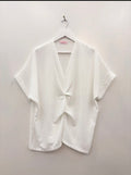 Blouse drapée col V – Blanche