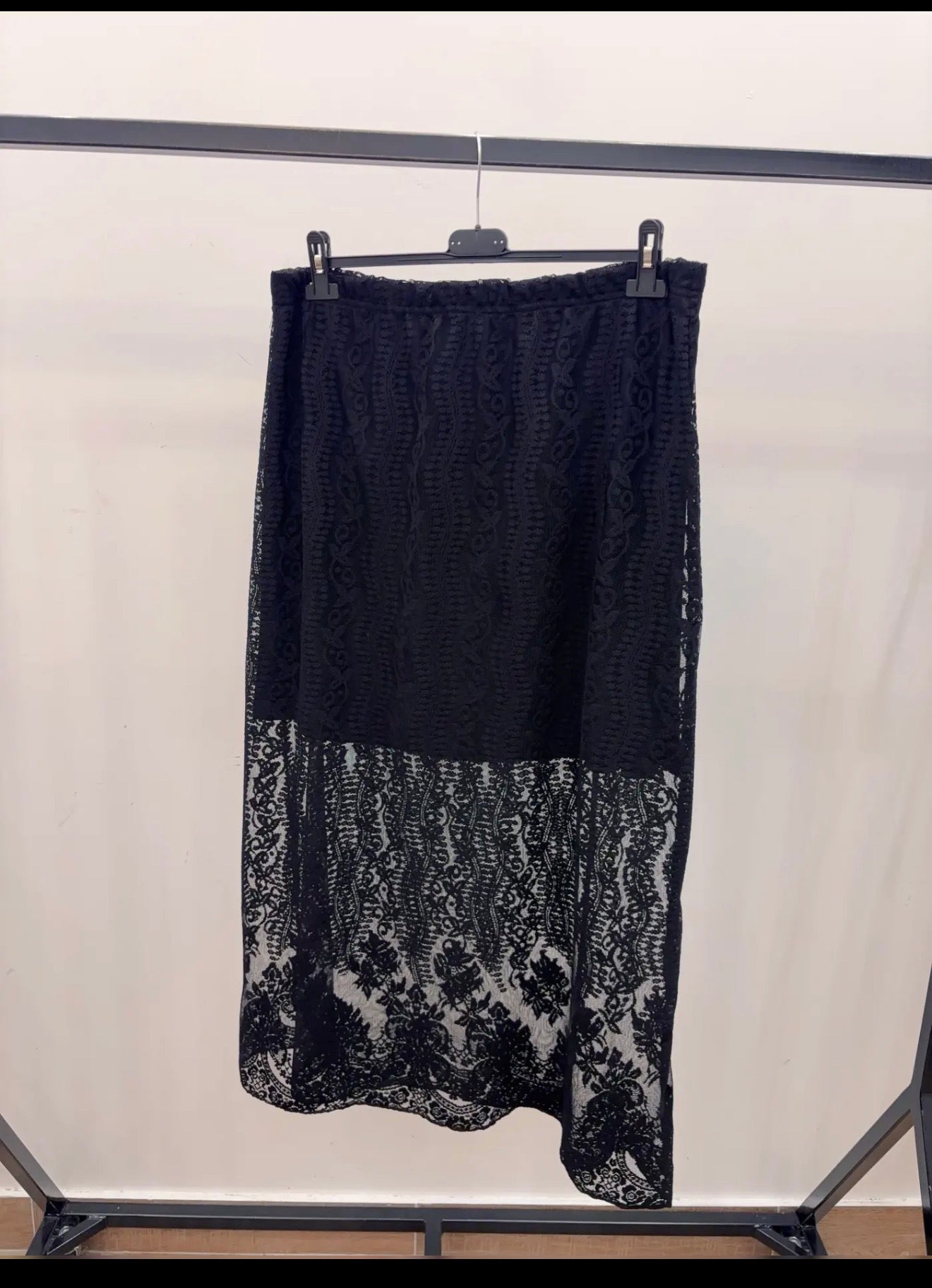 Jupe midi en dentelle – Noire