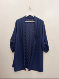 Gilet long en broderie anglaise bleu marine
