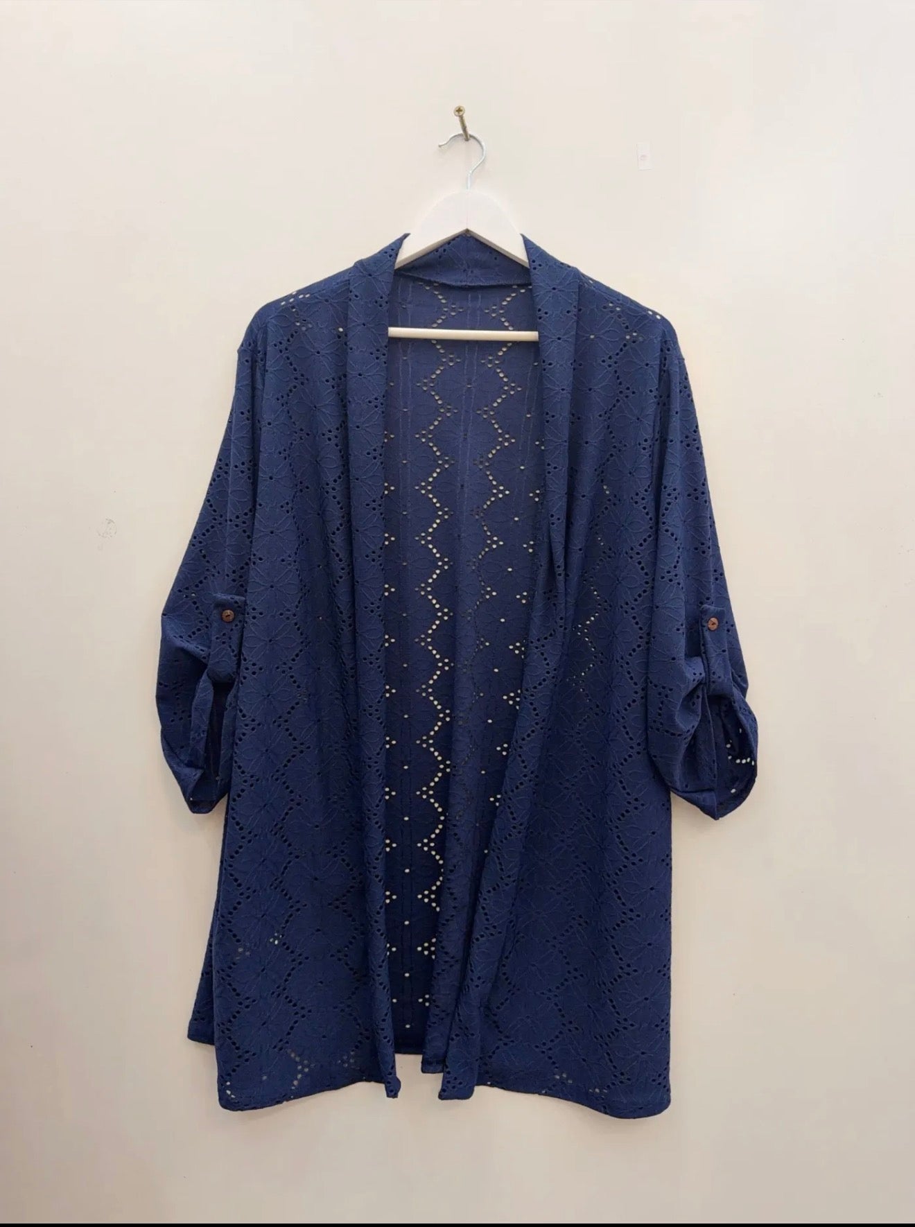 Gilet long en broderie anglaise bleu marine