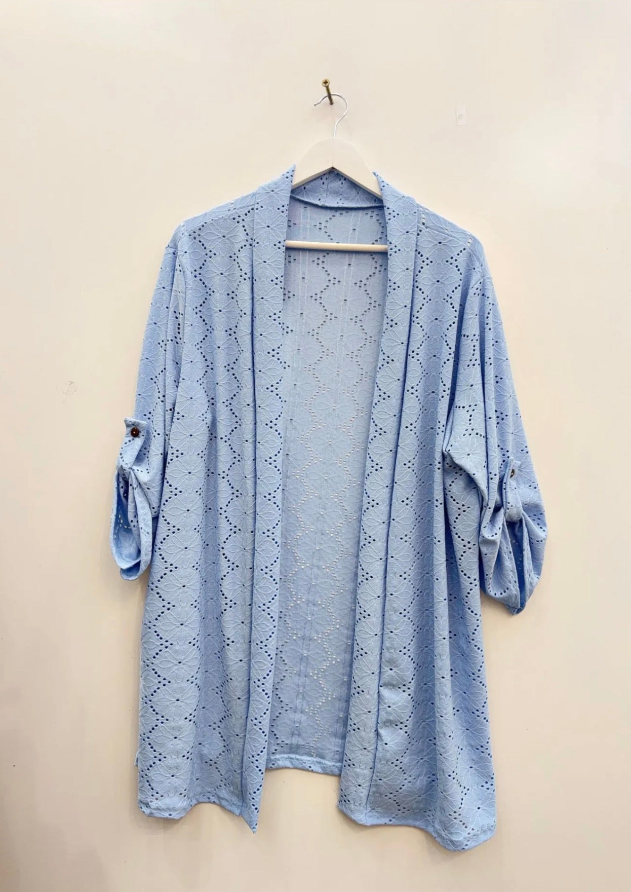 Gilet long en broderie anglaise bleu ciel