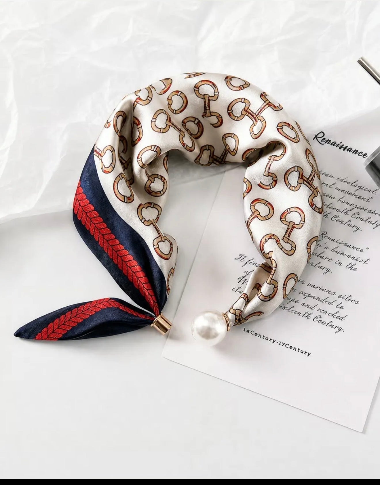 Foulard Satin Élégance – Motif Chaînes