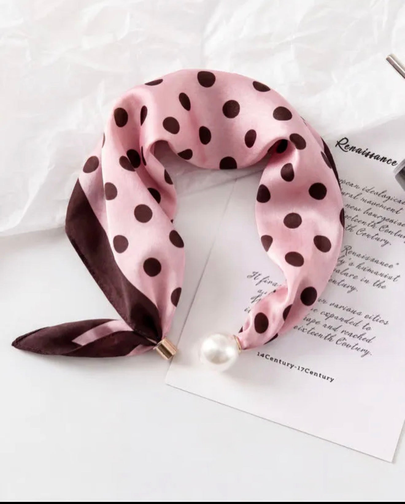 Foulard Satin Rose à Pois avec Anneau Perle